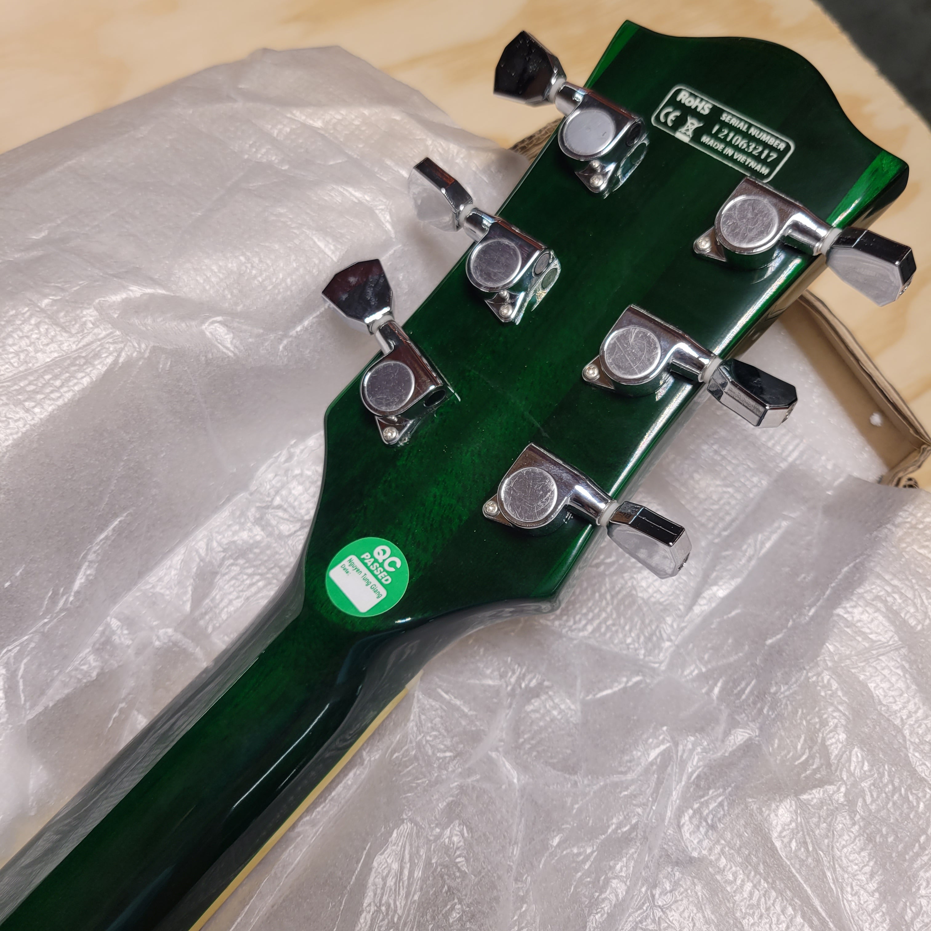 IYV ILS-300 EGR Les Paul Solid-Body Electric Guitar Emerald Green (8052259717358)